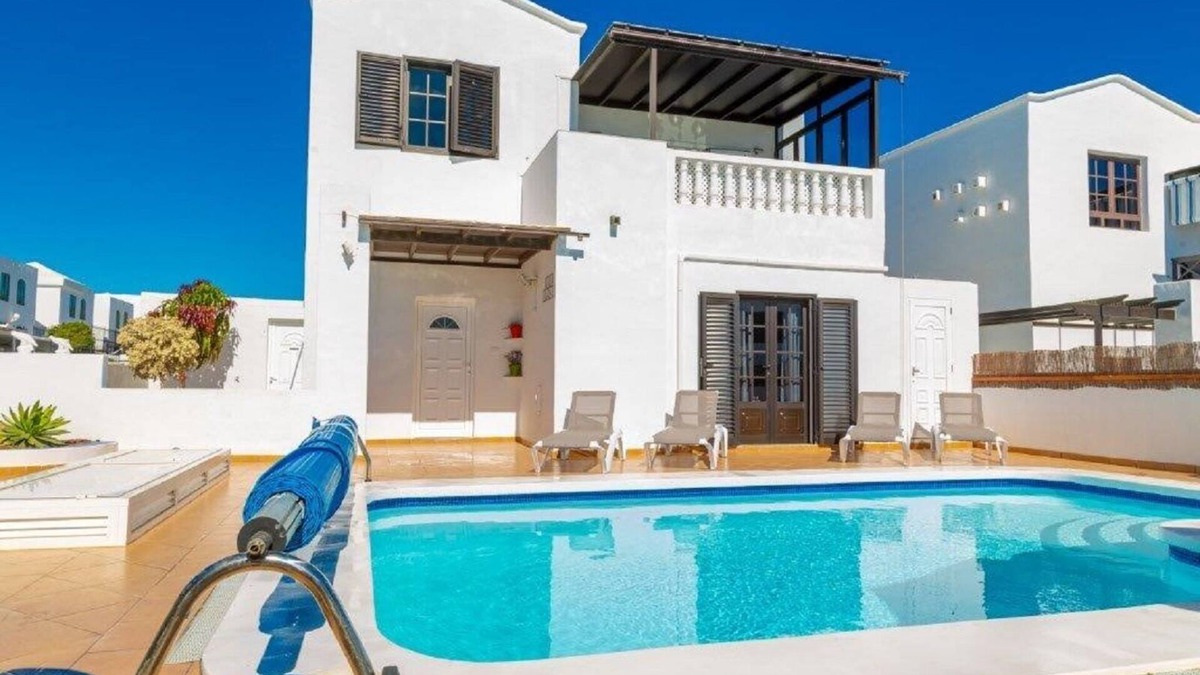 Villa Colonia, Fabulous Luxury Villa 5 min beach, skyTV, h/pool, BBQ & more!