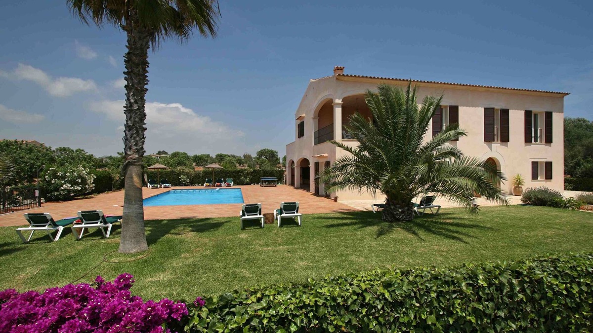 VILLA GATONA is our most popular luxury Villa - modern and impressive