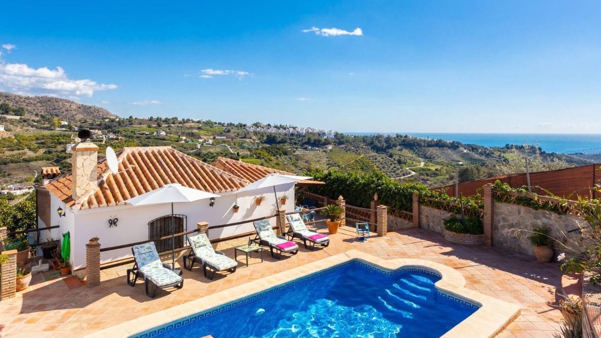 Villa Paloma - Three Bedroom Villa, Sleeps 6