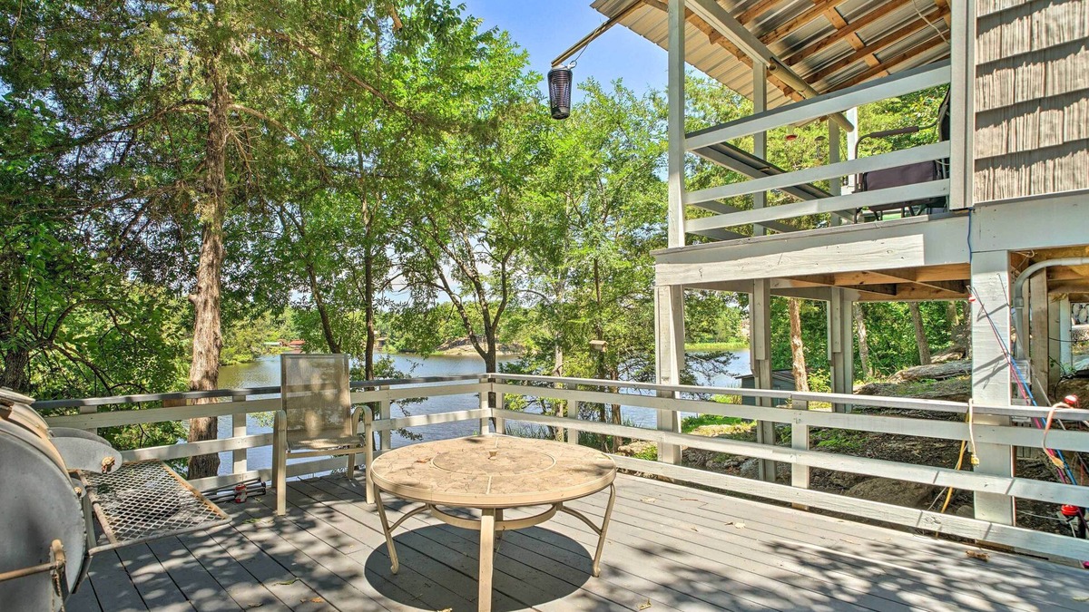 Waterfront Cottage in Fort Towson w/2 Decks!
