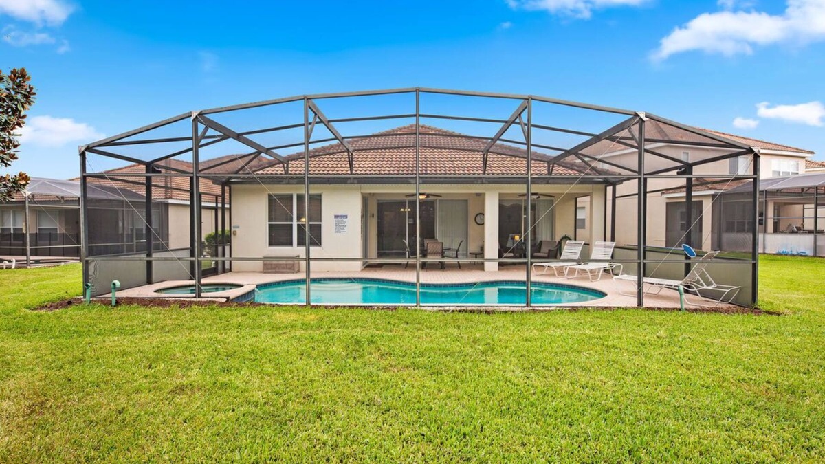 Windsor Charm - 4 Bedroom Pool Home in Windsor Hills