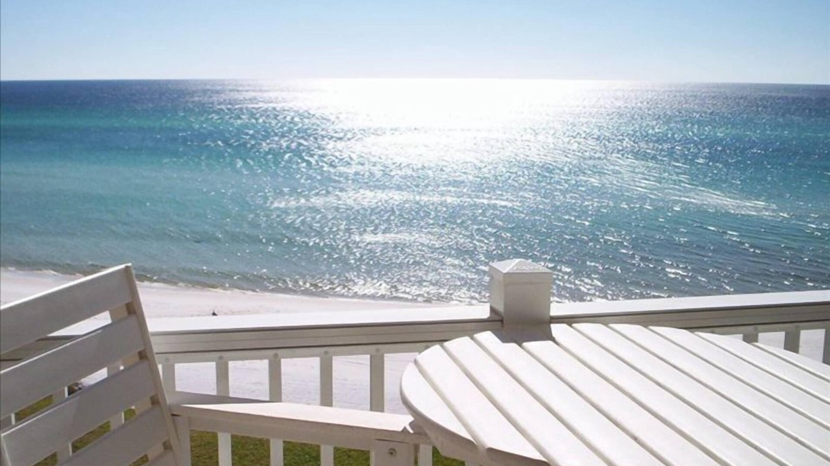 Wonderful, spacious Gulf front Condo - PRIVATE BEACH - 2 balconies overlook Gulf