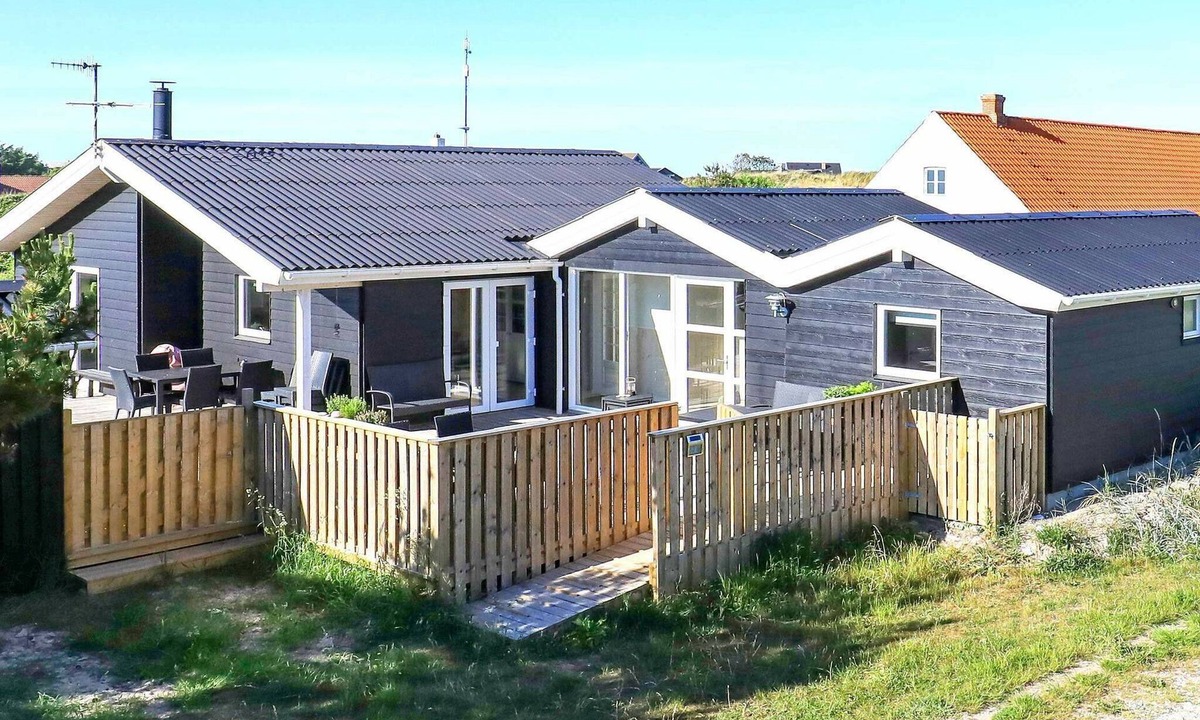 Holiday Frostrup | Lild Strand