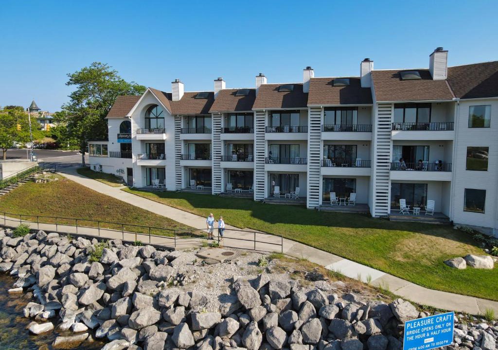 Edgewater Inn | Charlevoix