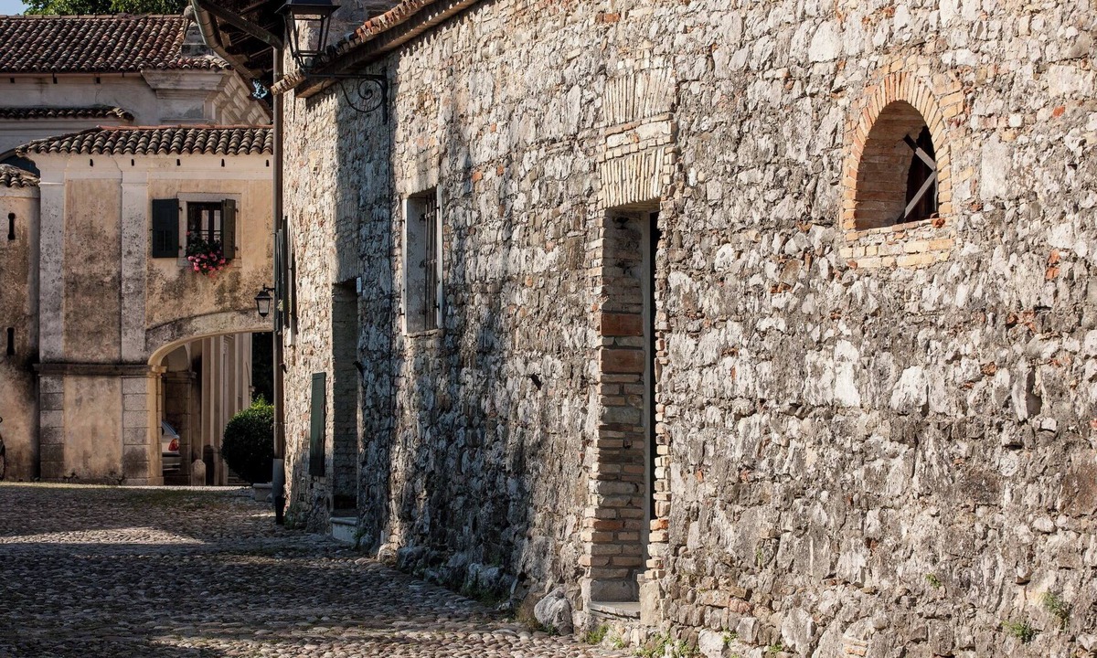 Stone Garden Castle Beach Hour | Strassoldo