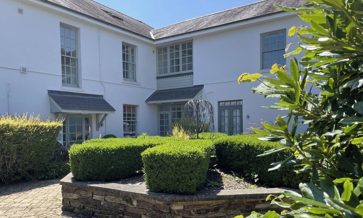 The Manor Hillfield Village | Bugford