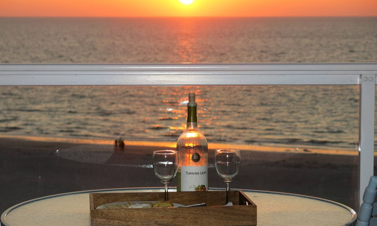 Crescent Beach Club | Sand Key