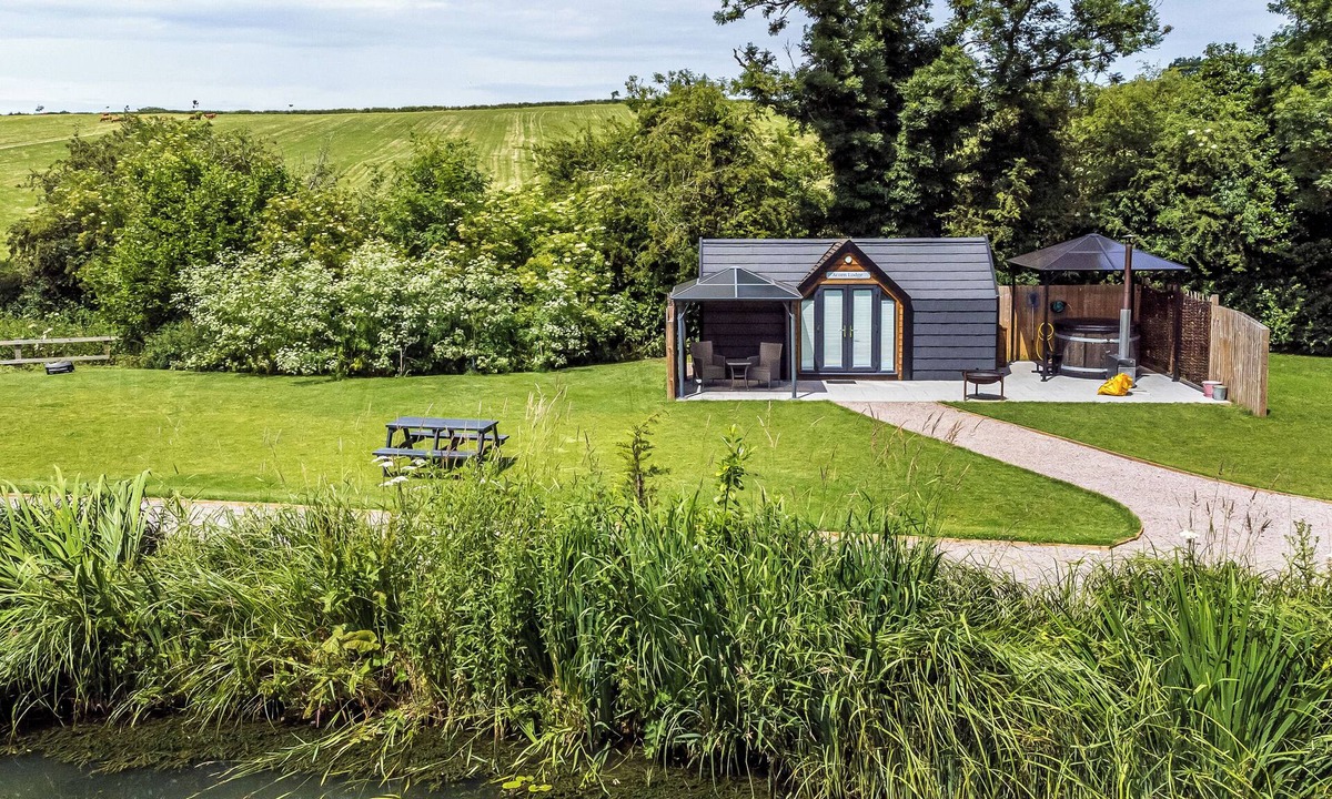 Acorn Lodge At Bridge Farm Fishery Chacombe | Middleton Cheney