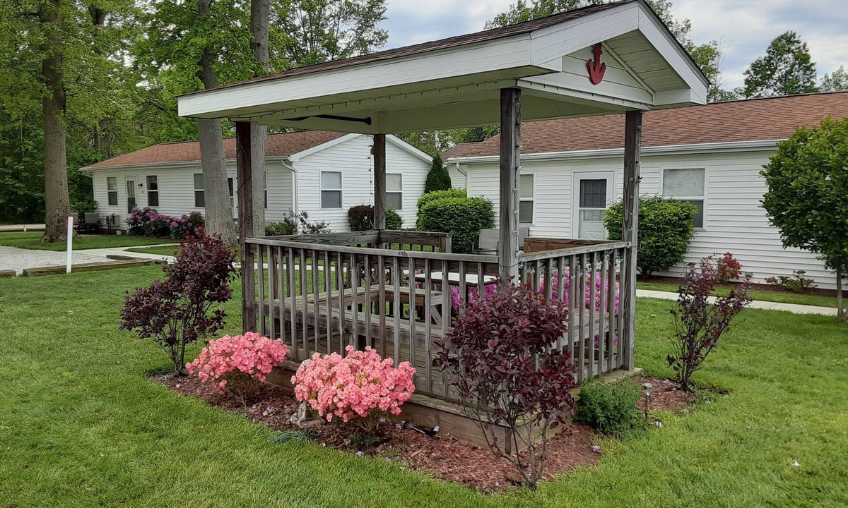 Cottage Located Gotl Strip | Geneva-on-the-Lake