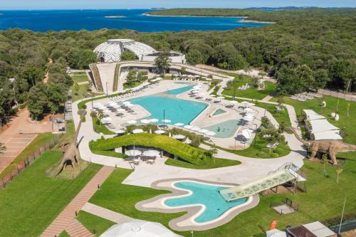 Camping Mon Perin Persons | Bale