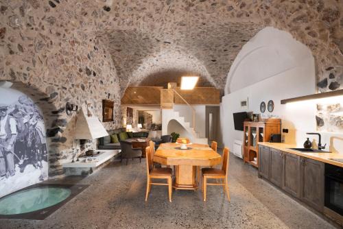 Santorini | Emporio