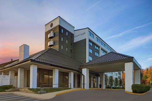 Courtyard | Elmhurst