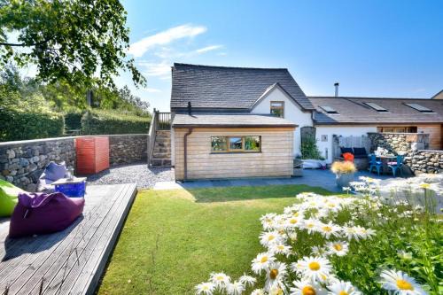 Cysgu Llwynog | Llannor