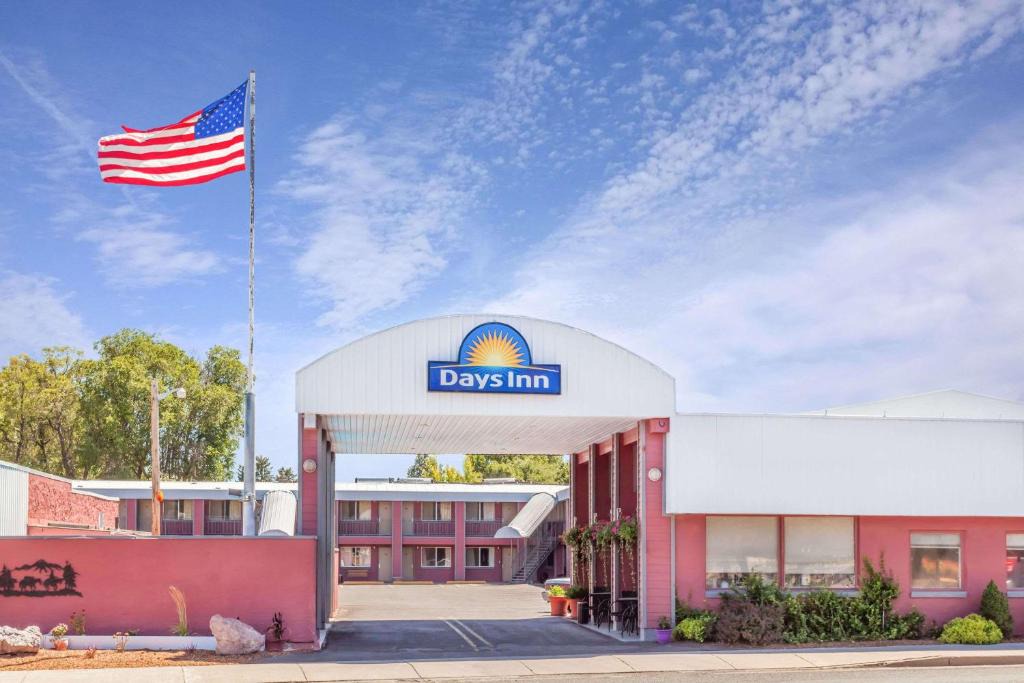 Days Inn | Burns