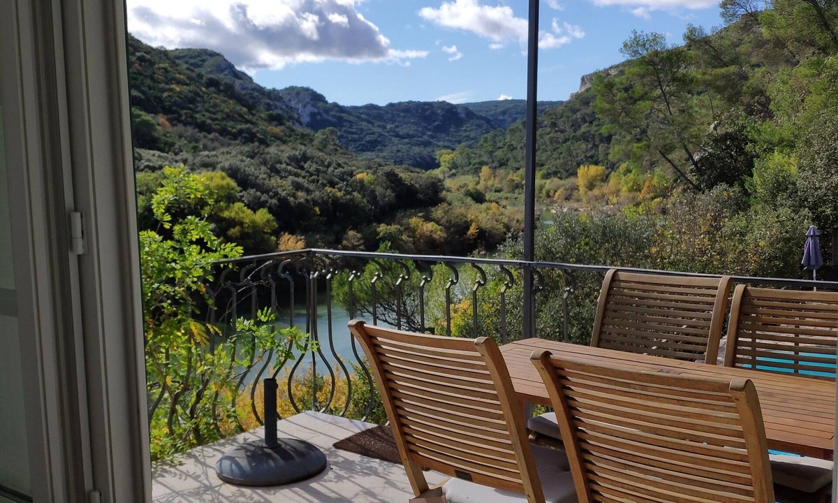 Riverside River The | Collias