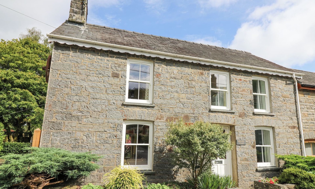 Derwen Villa | Mydroilin