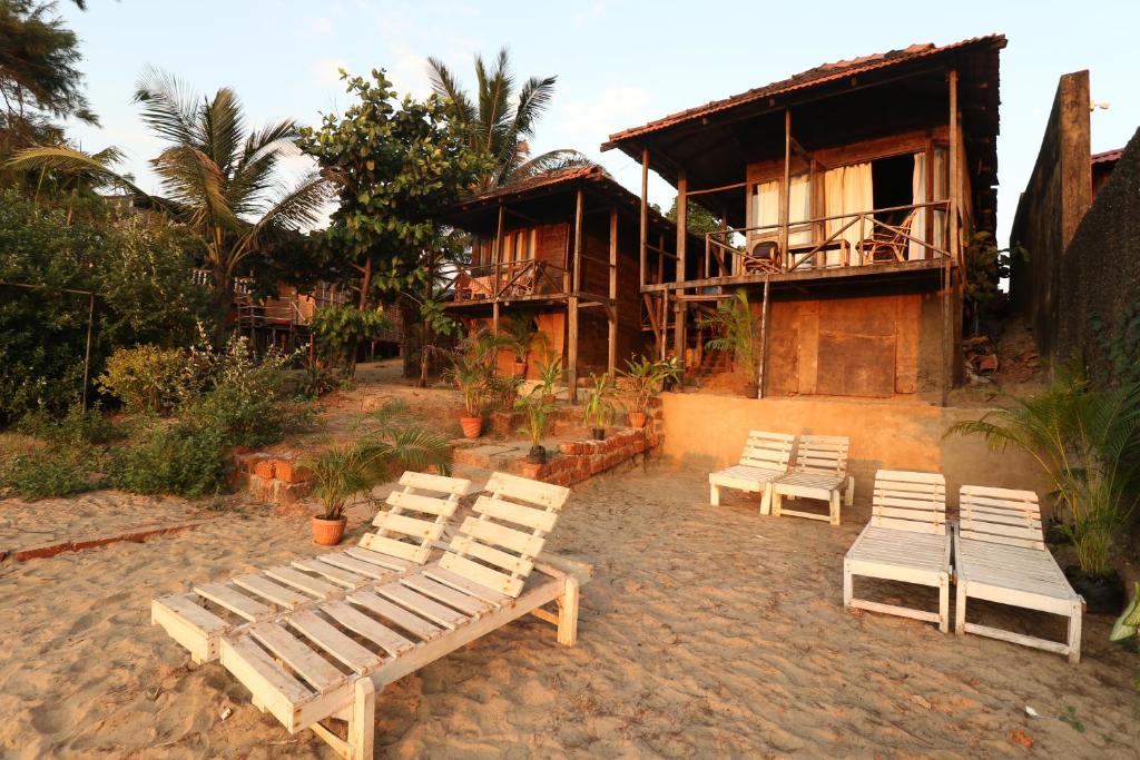 Dolphin Beach Resort | Mandrem