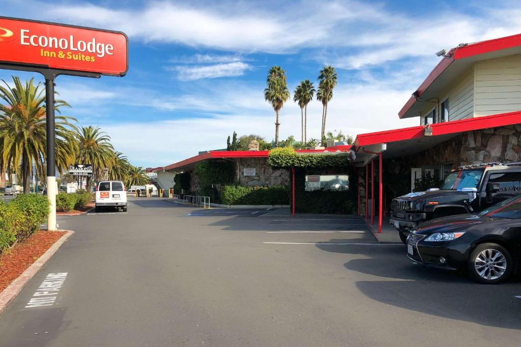 Econo Lodge Inn Suites Oakland Airport | Oakland