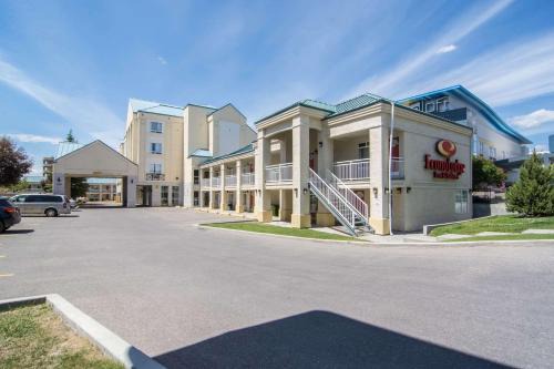 Econo Lodge Inn Suites University | Banff Trail