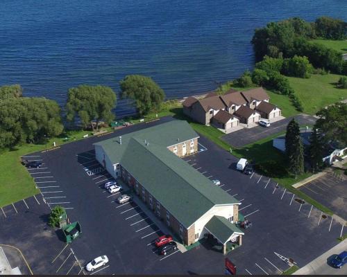 Econo Lodge The Bay | Menominee