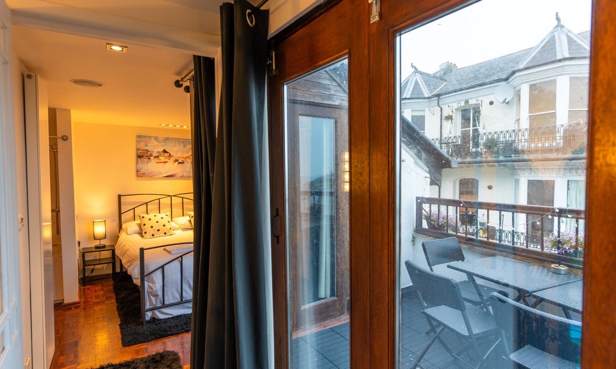 The Bolthole | Hele