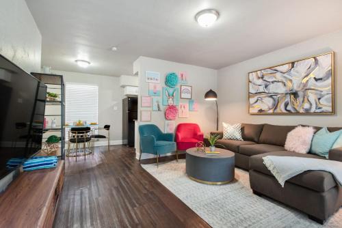 Flirty Flamingos L | Oakmont Heights