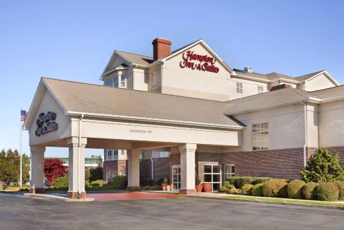 Hampton Inn Suites Airport | Warwick