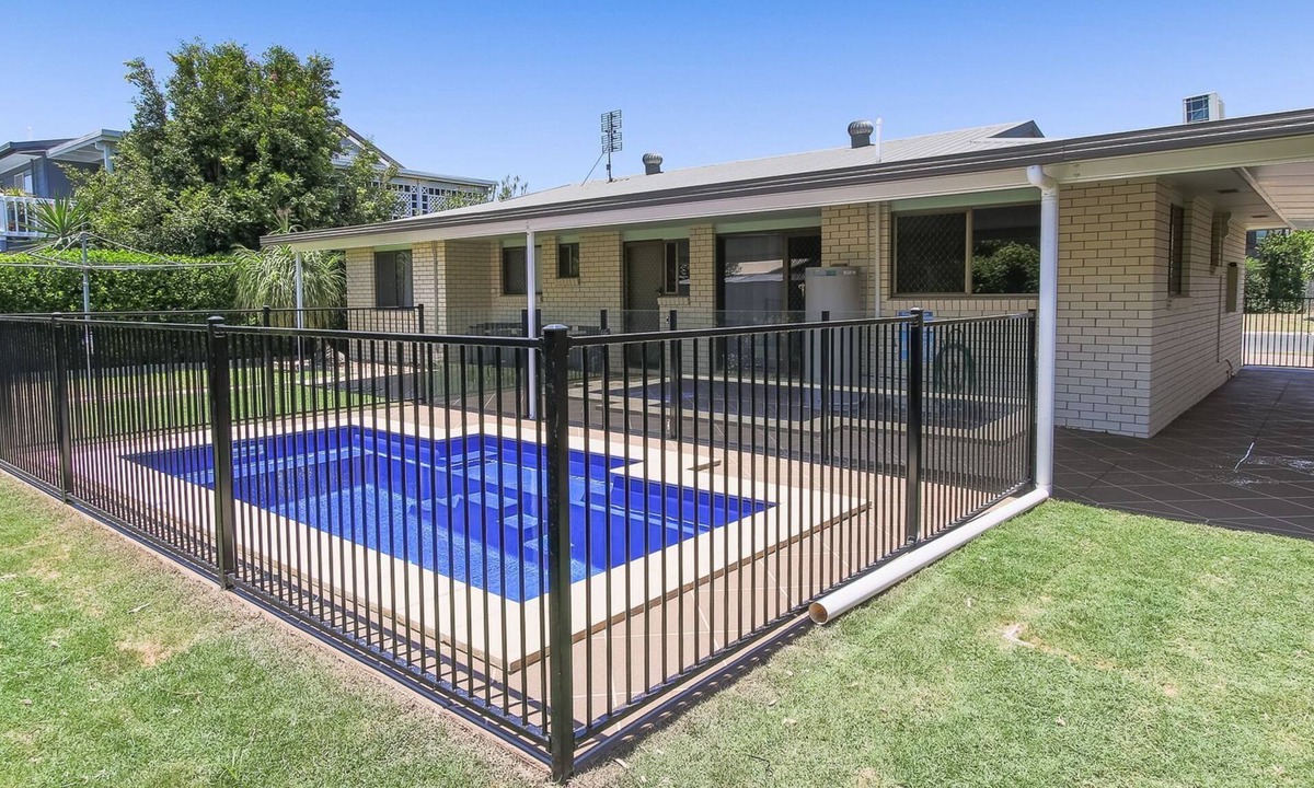 Hibiscus Holiday | Urangan