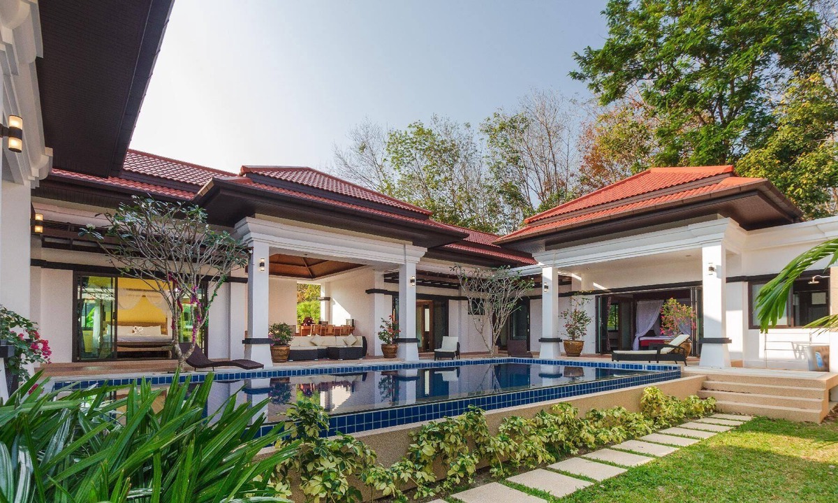 Holiday Bang Tao Beach Persons Bedrooms | Si Sunthon