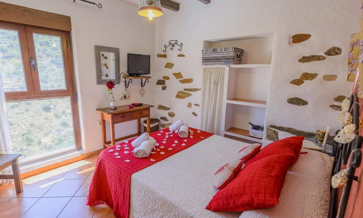 Holiday Laroya Persons Farmhouse | Laroya