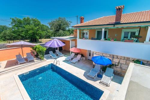 Holiday Vlahovich | Tinjan