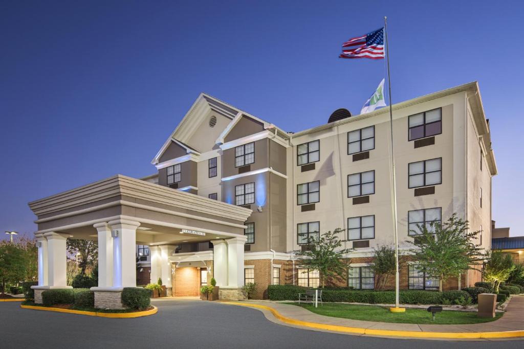 Holiday Inn Express Forsyth Ihg Hotel | Byron