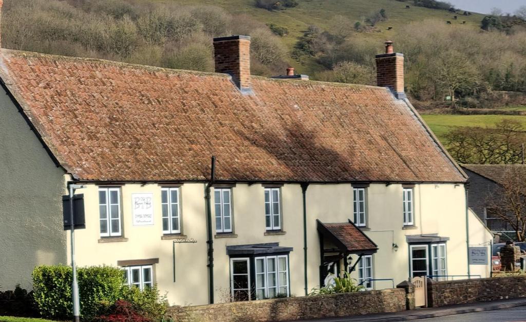 Manor B | Cross