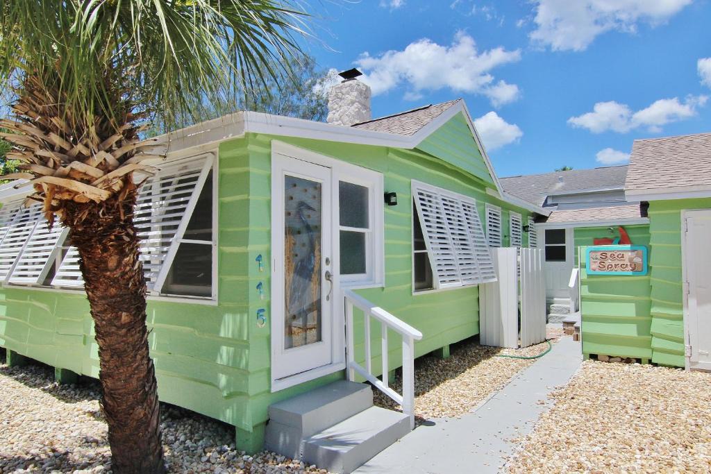 Seaspray Beach Cottage B | Treasure Island