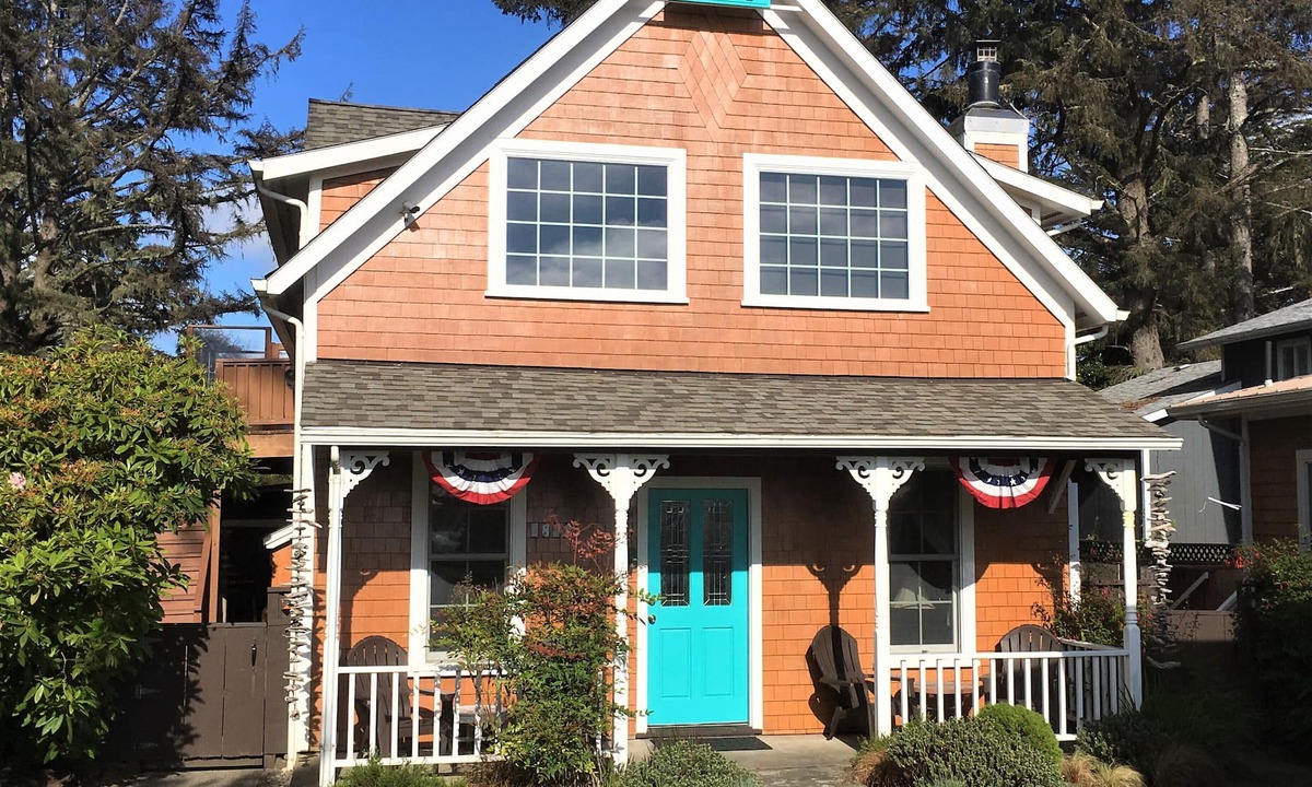 The Beach Neighborhood Yard | Seaview
