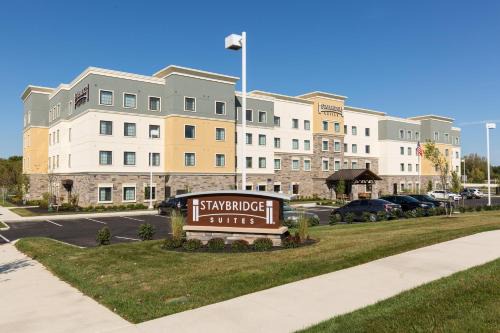 La Monarca Hotel B | Newark