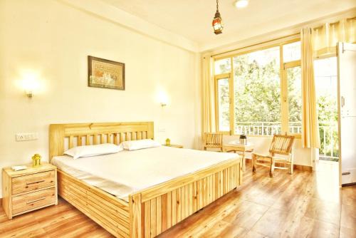 Flüstern Hostel Cafe | Old Manali
