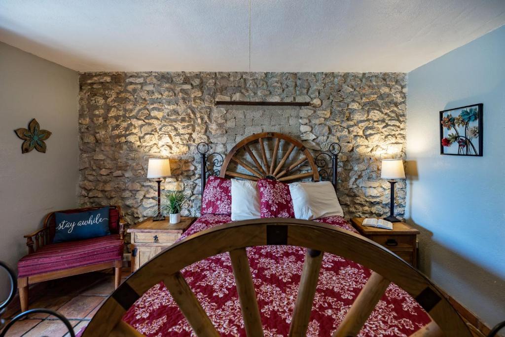 Inn | Leakey