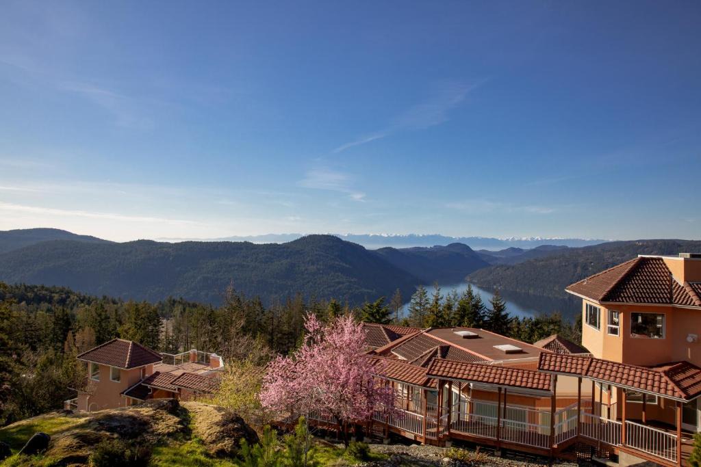 Villa Eyrie Resort | Malahat