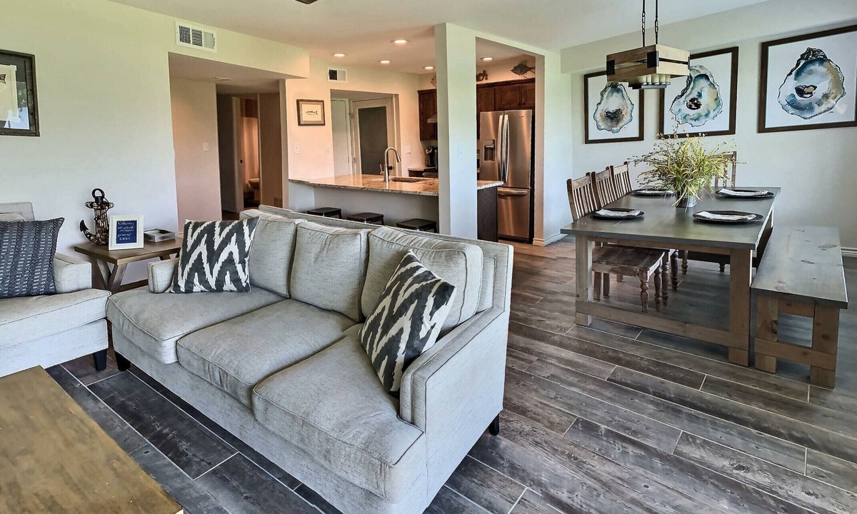 Bay | Harbor Oaks