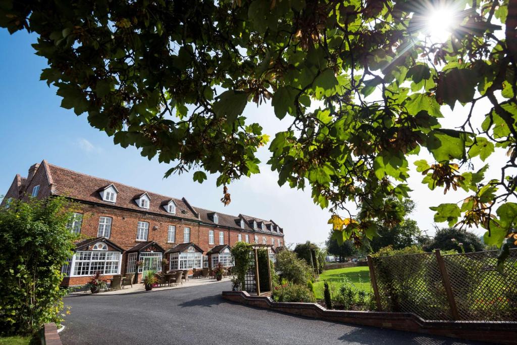 Worcester Bank Hotel Golf Bw | Bransford