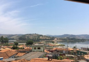 Ótima Casa no Centro de Capitólio, com vista para Prainha!
