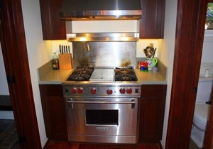 1 bed + kids room, 2 bath, sleeps 4 adults. West End of Donner Lake DLR#105