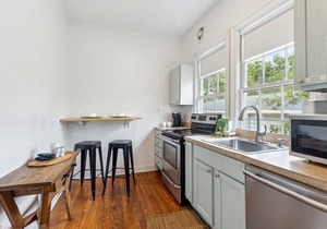 1 Bedroom Suite w/Full Kitchen & Private Balcony