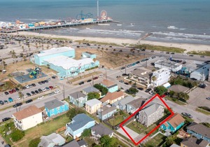 1 Block to Beach/Pleasure Pier/Restaurants/Park~Access to Balcony~Off Street Parking Space~Free WiFi