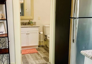 1 Block to Beach/Pleasure Pier/Park/Dining~Partial Water View on Balcony~Off Street Parking Spot
