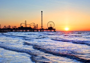 1 Block to Beach/Pleasure Pier/Park/Dining~Partial Water View on Balcony~Off Street Parking Spot