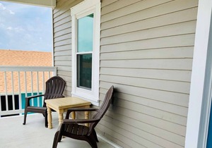 1 Block to Beach/Pleasure Pier/Park/Dining~Partial Water View on Balcony~Off Street Parking Spot