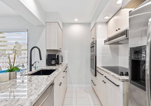 1 Block Walk to Beach ~Private Pool ~ King Bed