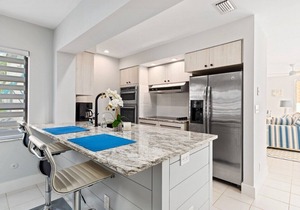 1 Block Walk to Beach ~Private Pool ~ King Bed